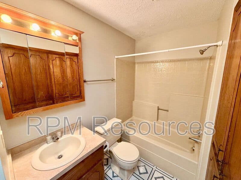 Yukon House: 105 N Eastgate Dr
