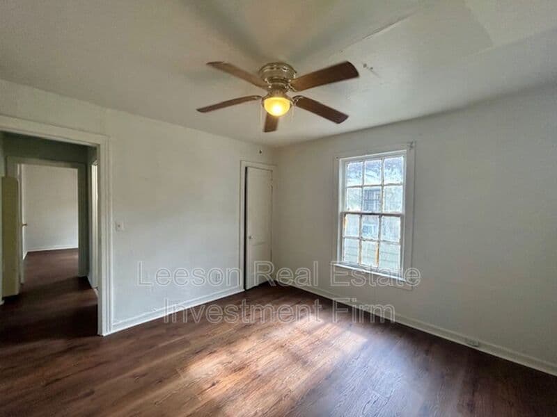 Shreveport House: 318 W 68TH ST
