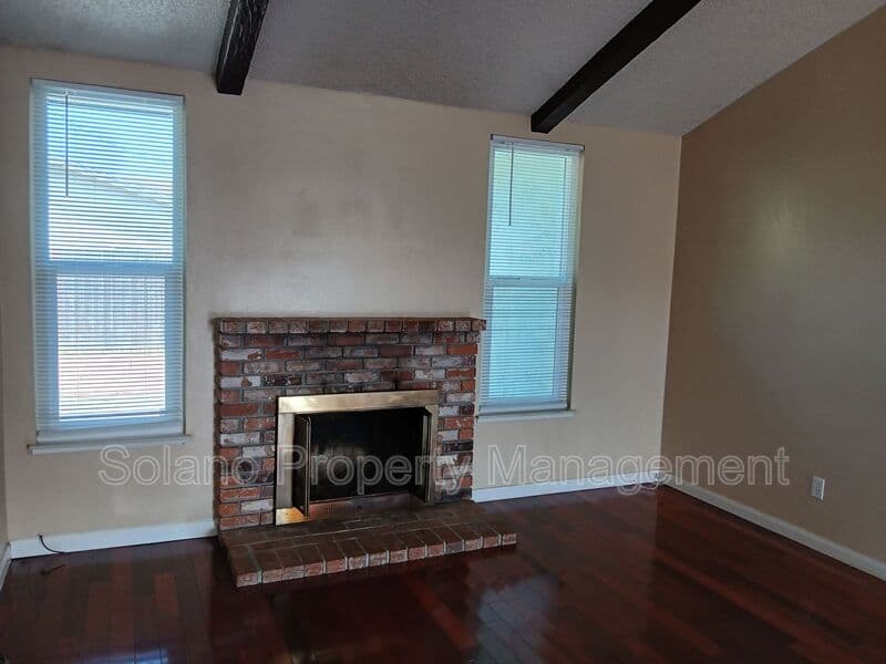 Vallejo House: 400 Mokelumne Drive