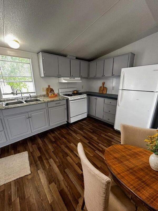 Alvin Condo: 775 Steele Rd, #03
