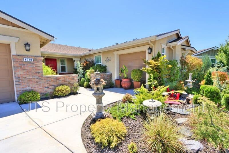 Fair Oaks House: 4988 Amina Fair Way