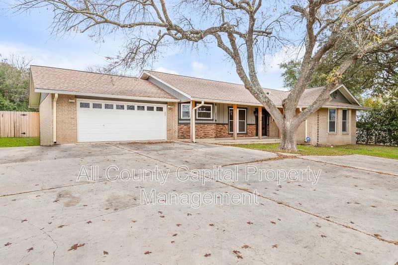 San Marcos House: 112 W Mimosa Cir