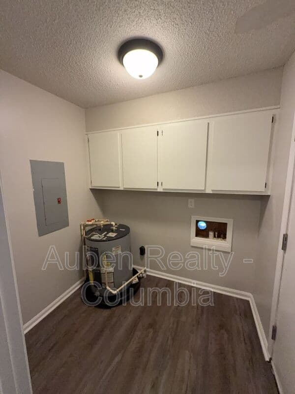 Cayce House: 15 Londonderry Sq