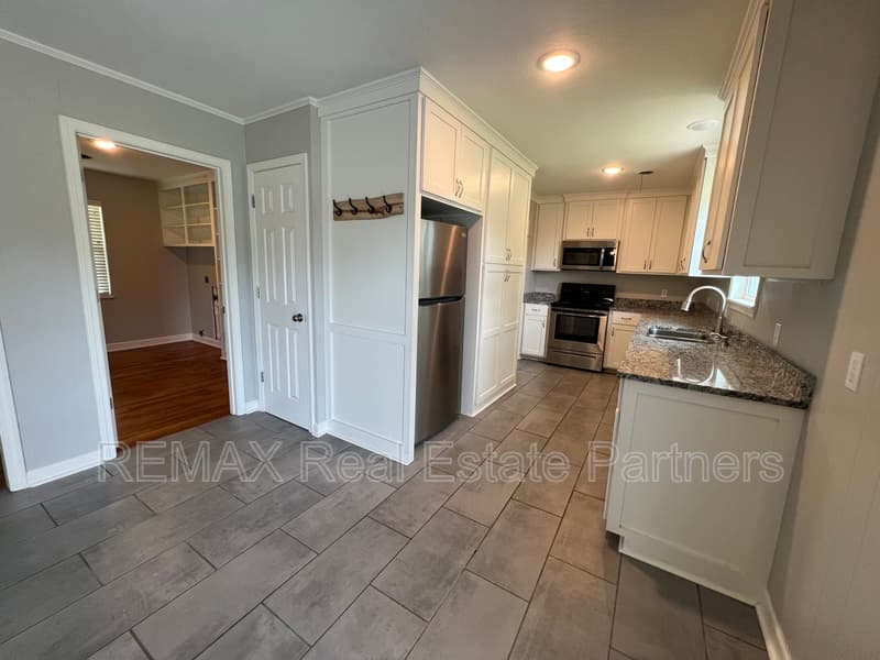 Petal House: 105 Griffith Dr