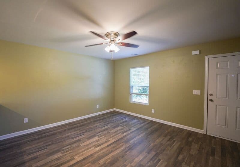 Midway House: 44 Sunrise Cir
