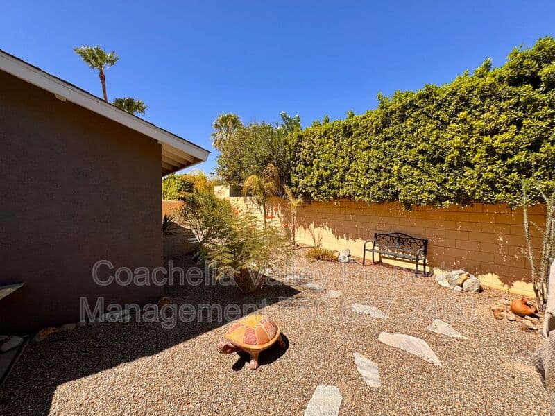Palm Springs House: 2004 N San Antonio Rd