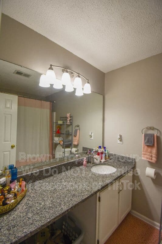 Fayetteville House: 5598 Windy Knoll Pl