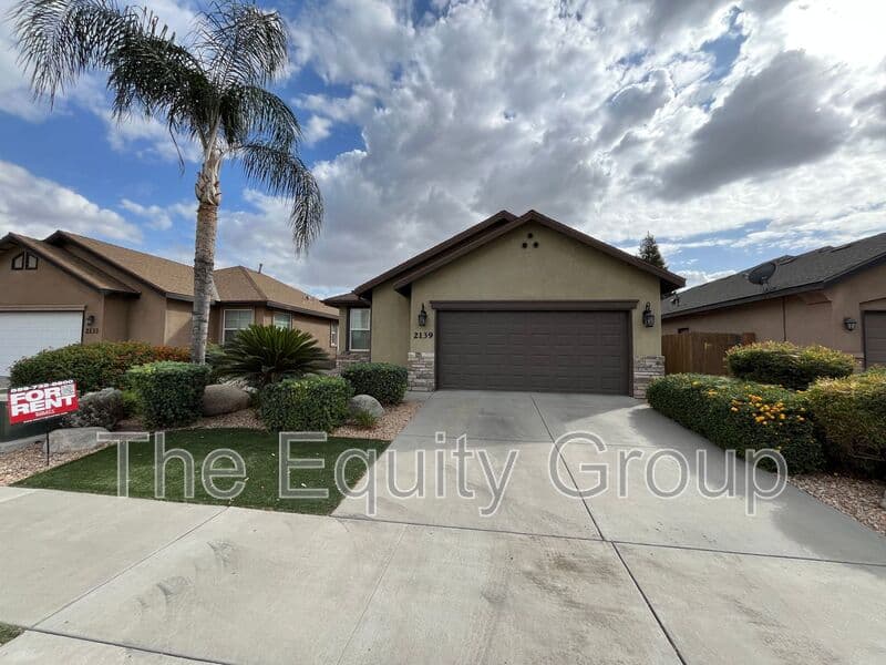 Porterville House: 2139 W Clare Ave