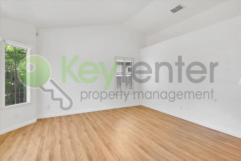 Sacramento House: 8428 Cassatt Way
