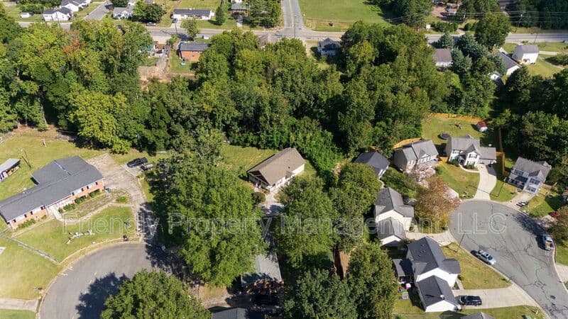 Greensboro House: 1 Llano Ct