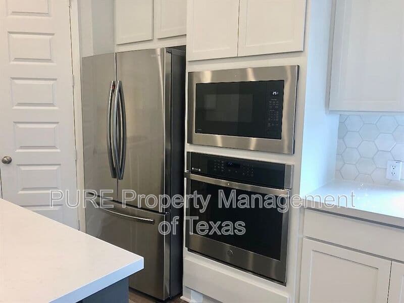 Leander House: 1636 Laverne Mitchell St