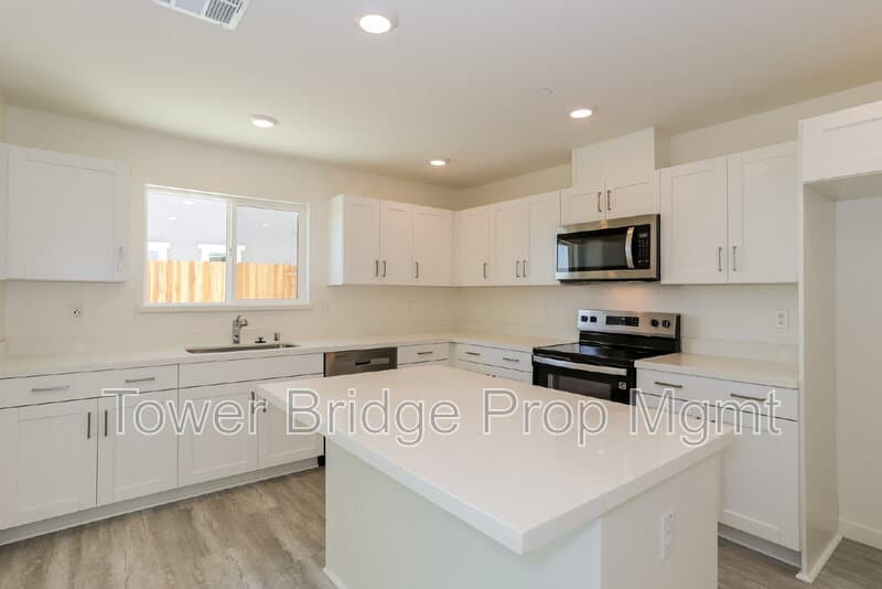 Roseville House: 2033 Blue Star Drive