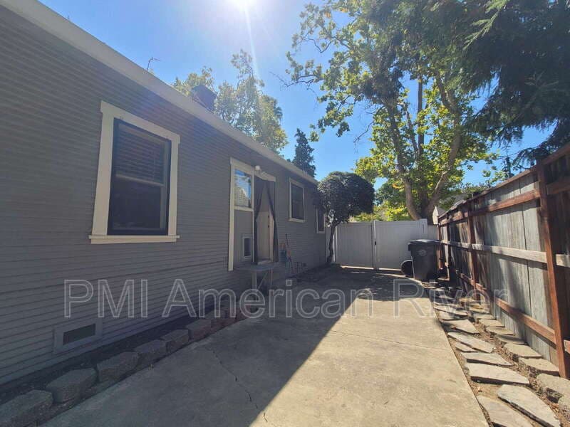 Sacramento House: 2153 7th Ave