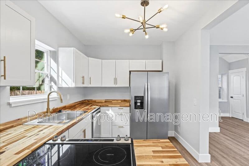 Savannah House: 3205 Burroughs St