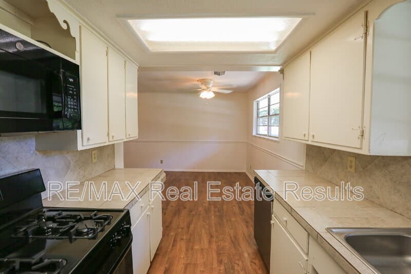 Springdale House: 1402 Lawrence Ave