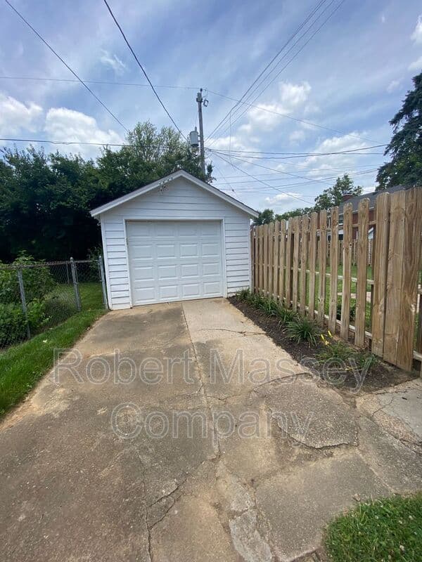 Louisville House: 4109 Winchester Road