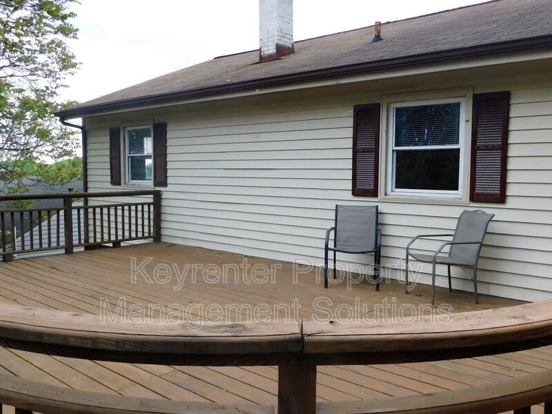 Staunton House: 1008 Perry St