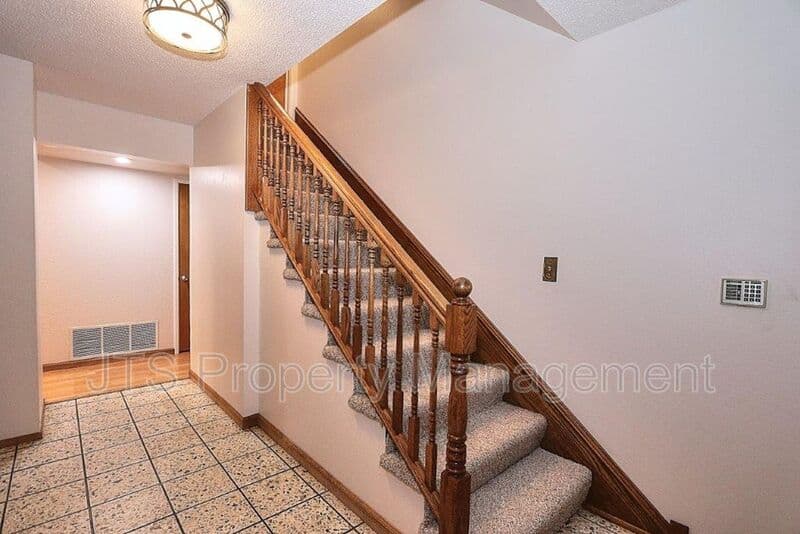 Fair Oaks House: 8520 Emperor Drive