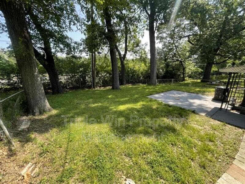Saint Louis House: 7117 Forest Hill Dr