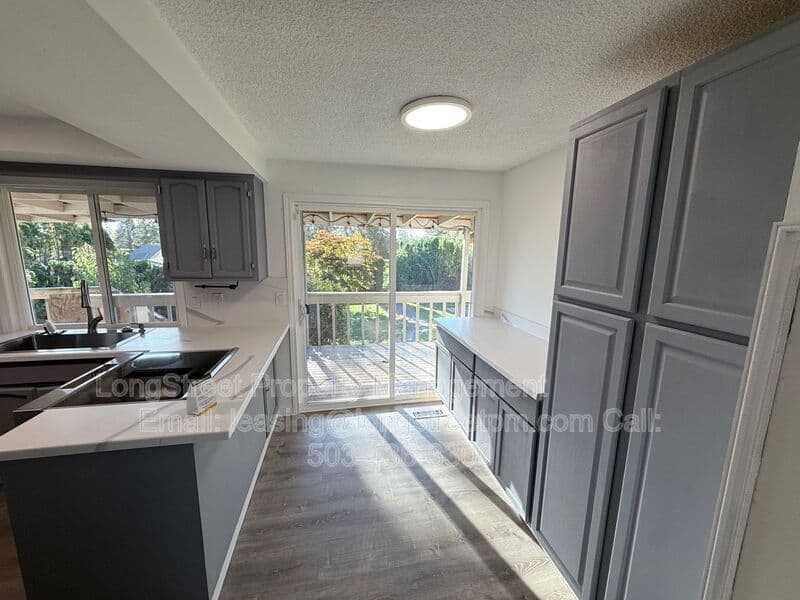 Salem House: 869 Meadowlawn Dr SE