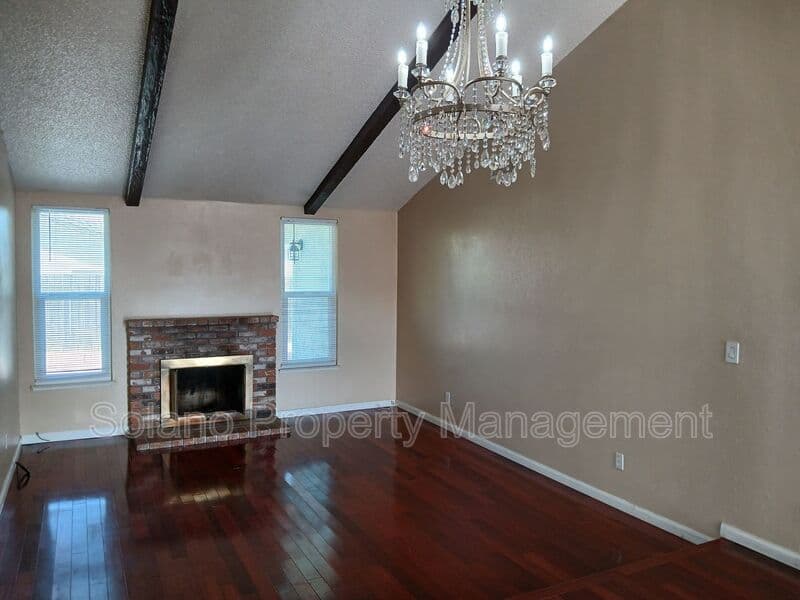 Vallejo House: 400 Mokelumne Drive