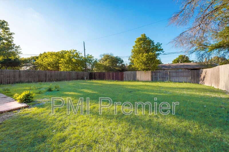 North Richland Hills House: 7021 Lincolnshire Ln