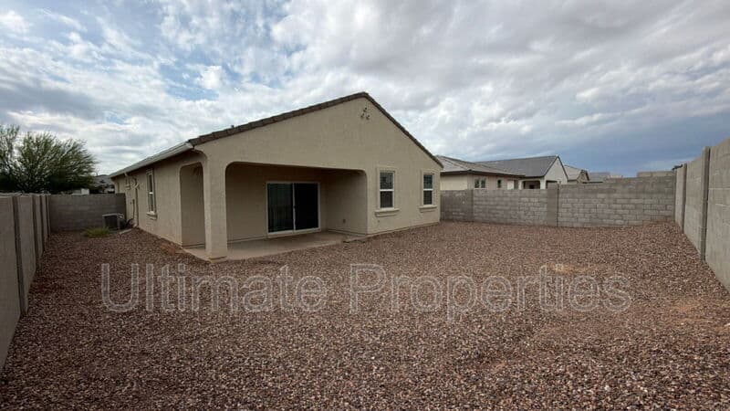 Surprise House: 18566 W Hackamore Dr