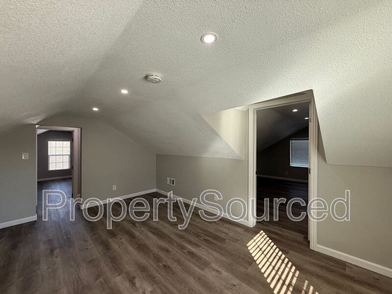 Manteca House: 807 W Yosemite