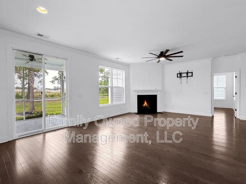 Summerville House: 128 Whaler Ave