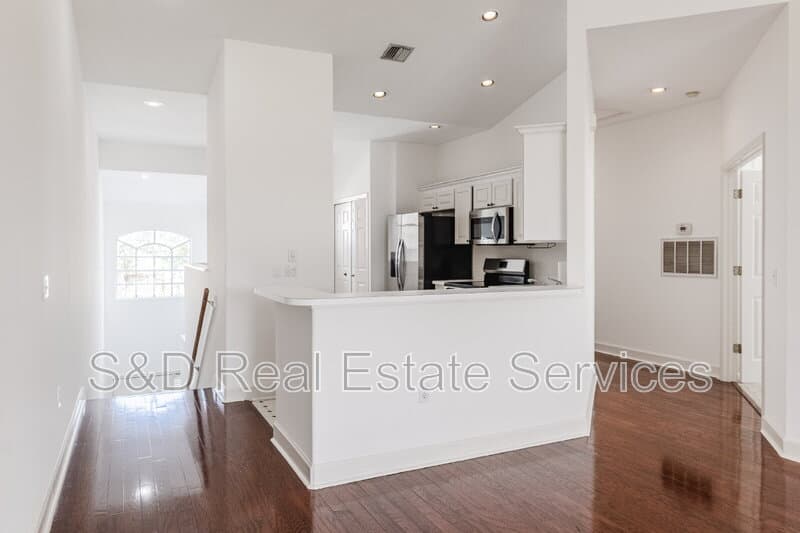 Lakeland Condo: 447 Enclave Place