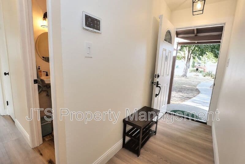 Fair Oaks House: 6906 Pin Oak Court