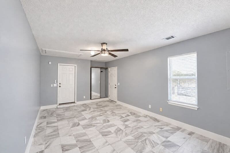 Rincon House: 105 E 9th St
