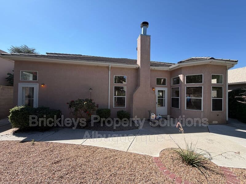 Albuquerque House: 6517 Glen Oak NE