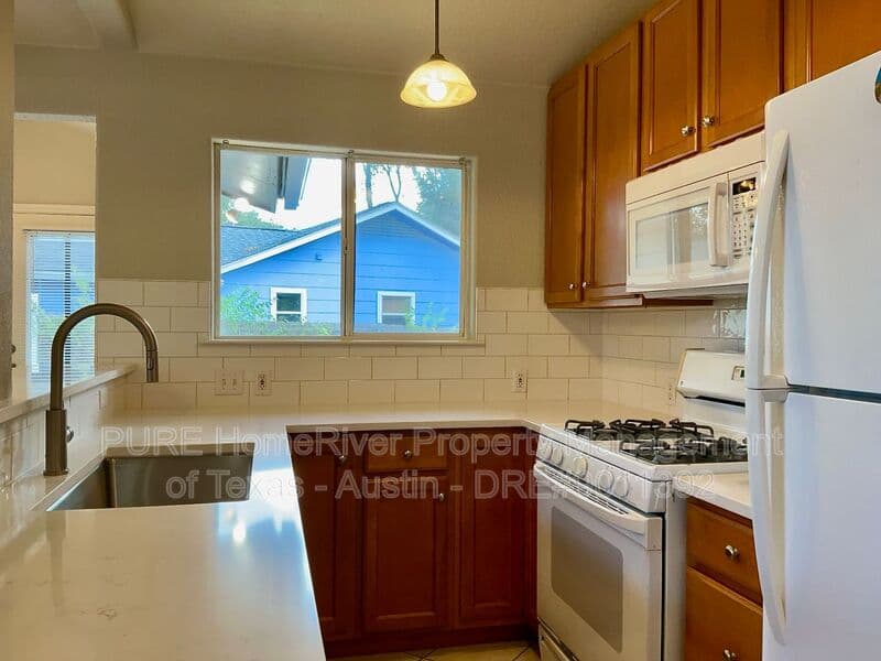Austin Condo: 909 Hill Wood Dr #A