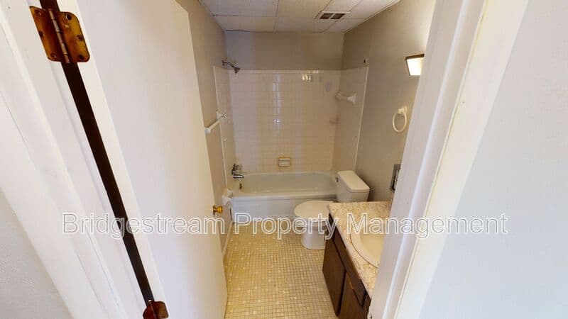 Englewood House: 124 Chestnut Street