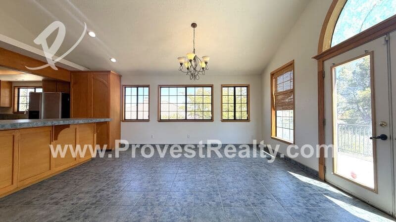 Victorville House: 13043 4th Ave