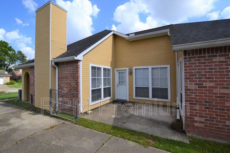 Baton Rouge House: 2136 S Flannery Rd.