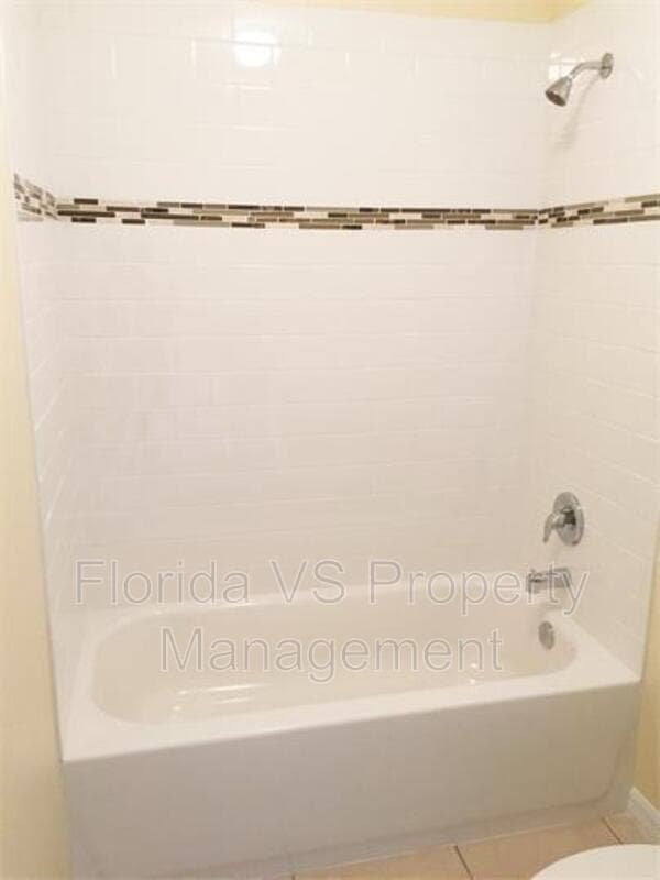 Poinciana House: 332 Dundee Dr