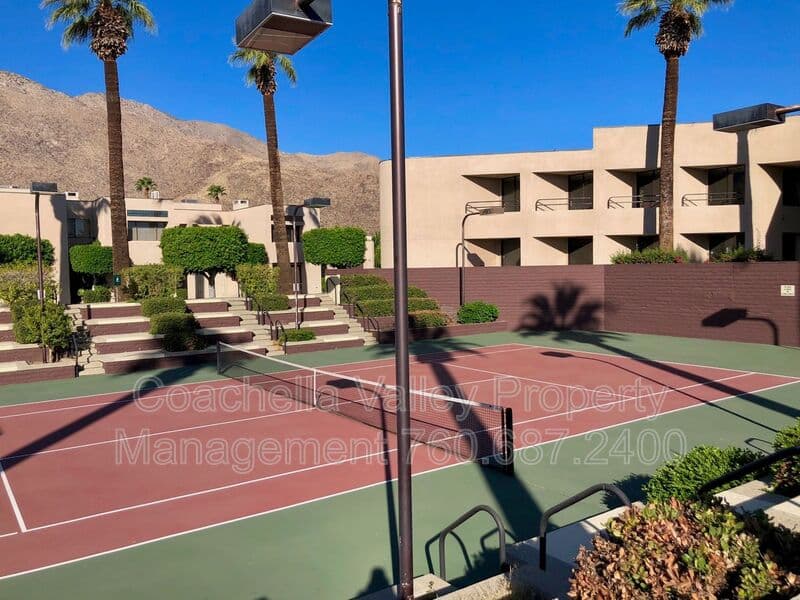 Palm Springs House: 999 Village Square South