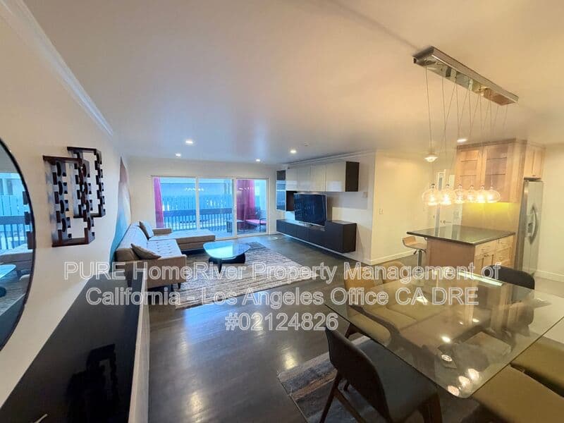 Redondo Beach House: 800 Camino Real