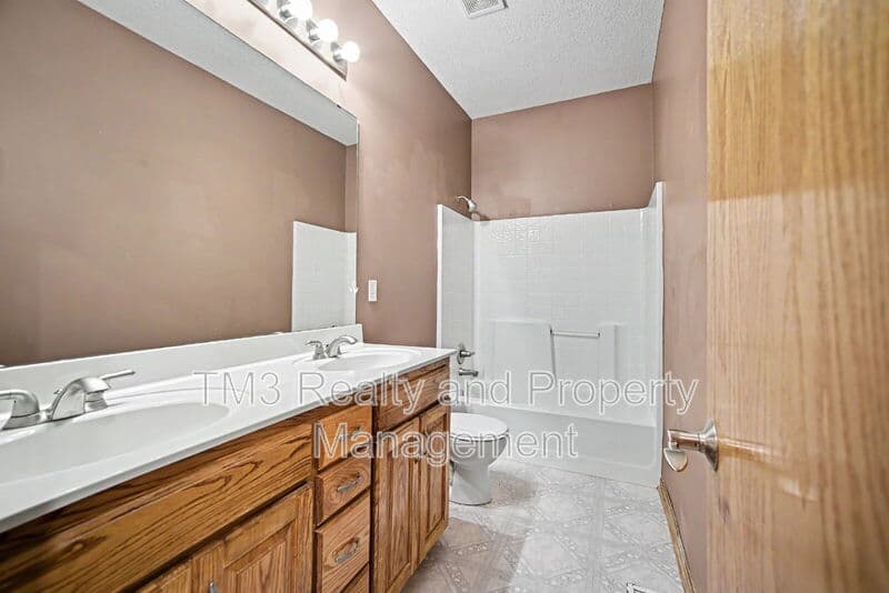 Olathe House: 21922 West 121st Terrace