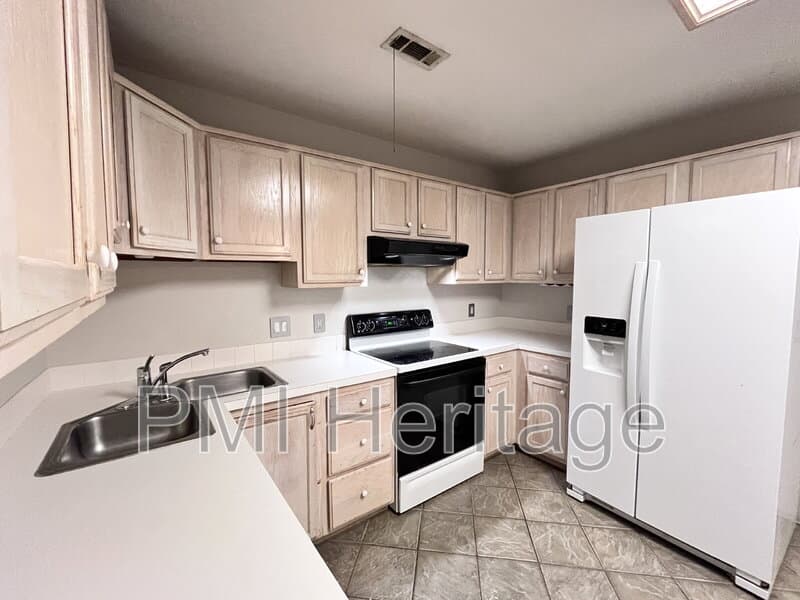 Fayetteville Condo: 886 N Daisy Ln
