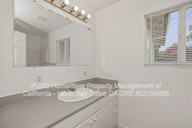 Cloverdale House: 1040 South Cloverdale Blvd