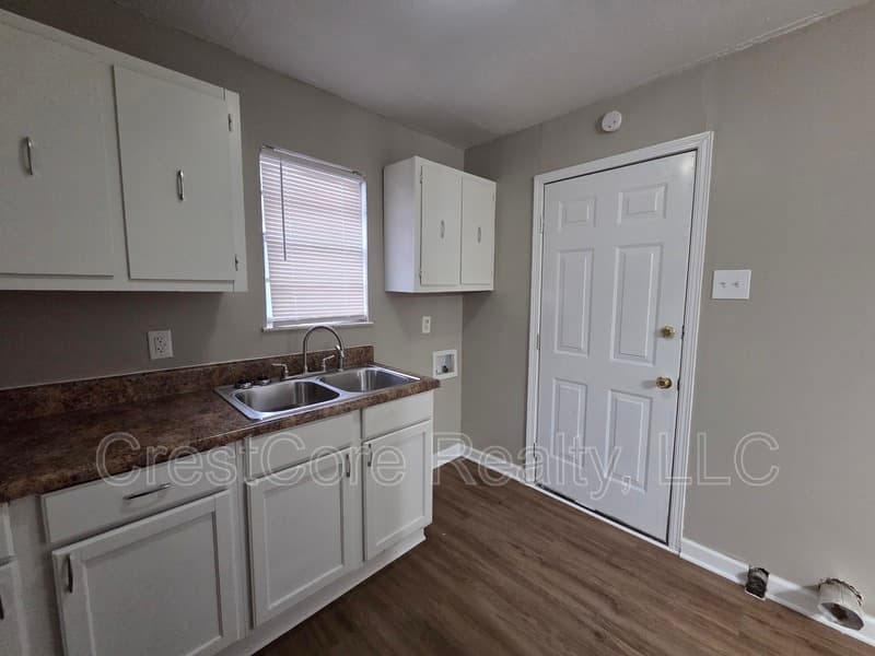 Memphis House: 4535 Beacon Hill Dr