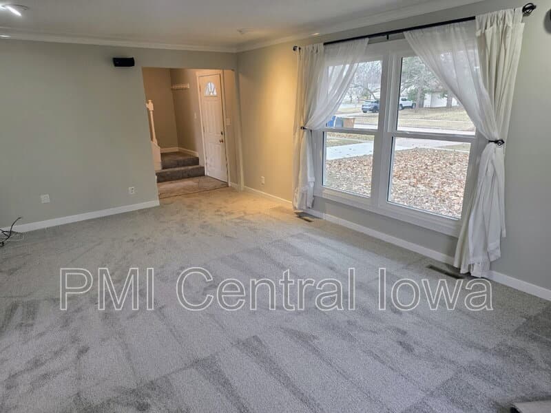 Urbandale House: 4405 68th Street
