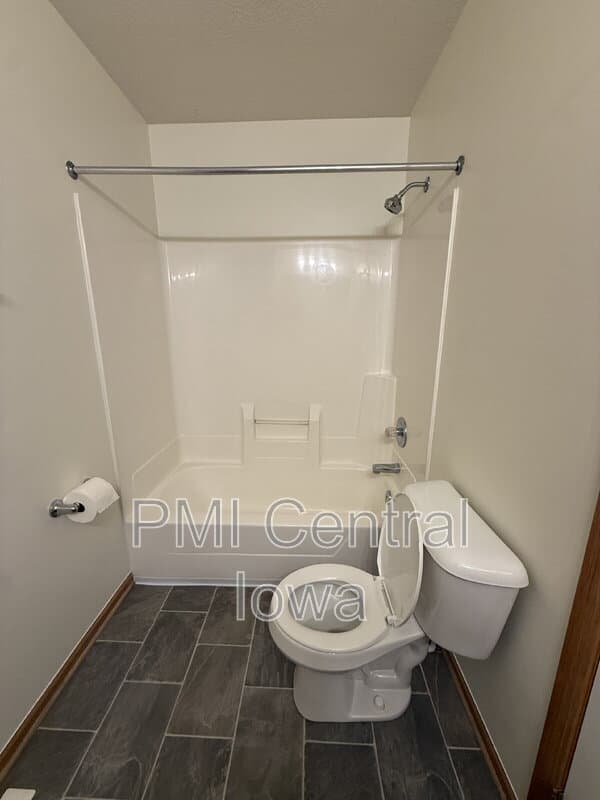 Urbandale Townhome: 10515 Hickory Dr