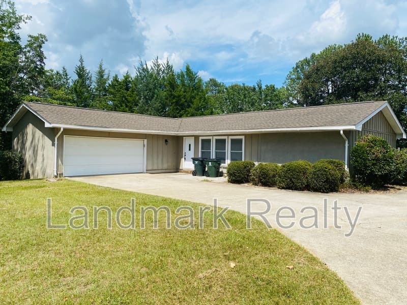 Warner Robins House: 116 Lake Front Drive