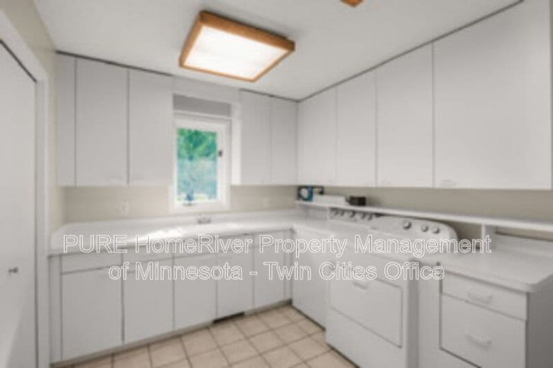 Edina House: 7420 Hyde Park Cir
