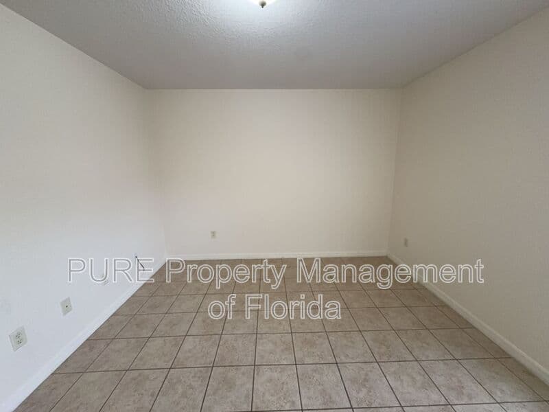 Ocala House: 7455 Midway Terrace