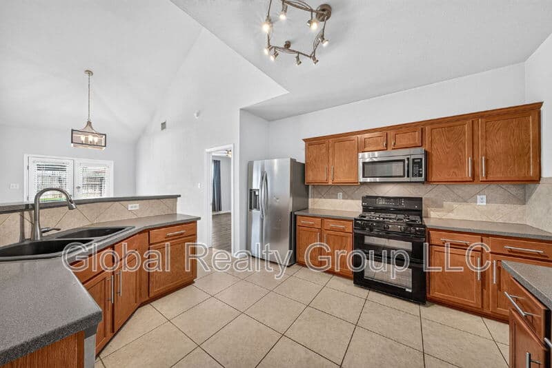 San Antonio House: 20614 Cliff Park Ln